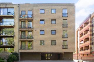 <p><span>Bent u op zoek naar een waardevaste vastgoedinvestering of naar een instapklaar appartement voor eigen bewoning? Dan is dit aangename appartement met een uiterst centrale ligging nabij het centrum van Leuven, het Provinciaal domein en belangrijke invalswegen, ongetwijfeld het ontdekken waard. </span></p><p><span> </span></p><p><span>Dit energiezuinig appartement bevindt zich op de eerste verdieping van de goed onderhouden residentie “Den Eyk”, met als bouwjaar 2004, en heeft een bruikbare vloeroppervlakte van 70 m². Het appartement omvat een inkomhal, een praktische wasruimte, een badkamer met ligbad, twee volwaardige slaapkamers waarvan één voorzien van ingebouwde kasten en een lichtrijke living met een open ingerichte keuken die tevens recent vernieuwd werd. Verder is er ook nog een west georiënteerd terras aanwezig en heeft het appartement nog als extra troef een individuele garagebox met automatische sectionale poort, die inbegrepen is in de verkoopprijs en bovendien rechtstreeks toegang biedt tot het gebouw. Daarnaast beschikt de residentie over een gemeenschappelijke fietsenstalling.</span></p><p><span> </span></p><p><span>Kortom, dit lichtrijke, tijdloze en instapklare appartement vormt zowel voor de eigen bewoner als voor de investeerder een bijzonder interessante opportuniteit. Een absolute aanrader! </span></p><p><span> </span></p>