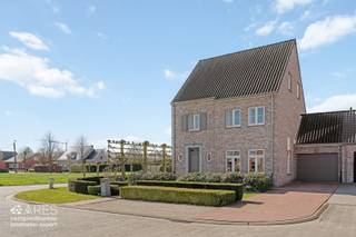 Bent u op zoek naar de ruimte en luxe van een nieuwbouw, maar wilt u niet wachten op een langdurig bouwproces? Deze statige, vrijstaande woning uit 2007 is met zo’n buitengewoon oog voor detail onderhouden dat ze de <strong>actuele nieuwbouwstaat benadert</strong>.<br /><br />Gelegen in een rustige, kindvriendelijke woonwijk op wandelafstand van de basisschool, biedt deze eigendom de perfecte combinatie van stijl, ruimte en een uitstekend <strong>EPC-label B</strong>.<br /><br /><strong>Architectuur en Uitstraling</strong><br />De klassieke architectuur en het tijdloze kleurenpalet van de gebruikte kwaliteitsmaterialen vormen een harmonieus geheel met de prachtig aangelegde, volwassen tuin.<br /><br />Met een indrukwekkende bruto bewoonbare oppervlakte van maar liefst <strong>271 m²</strong> op een perceel van <strong>539 m²</strong>, is dit aangenaam en royaal wonen.<br /><br /><strong>Gelijkvloers: Licht, Ruimte en Maatwerk</strong><br />Bij binnenkomst in de ruime inkomhal valt direct de massief beukenhouten trap en de hoogwaardige afwerking op. Via dubbele deur betreedt u de royale leefruimte, die baadt in natuurlijk licht. De indeling is als volgt:
<ul>
<li><span>een sfeervol centraal salon met een gezellige <strong>gashaard</strong>.</span></li>
<li><span>een ruime eetkamer aan de voorzijde.</span></li>
<li><span>een <strong>super uitgeruste leefkeuken</strong> die het hart van de woning vormt;</span></li>
<li><span>een koele berging als ruime voorraadkast bij de keuken.</span></li>
</ul>
<br />De connectie met de buitenruimte is hier werkelijk zeer aangenaam: zowel vanuit het salon als de leefkeuken zorgen grote raampartijen voor een <strong>maximale visuele en fysieke interactie met de tuin</strong>. De lichtinval is doorheen de hele dag bijzonder aangenaam en versterkt het ruimtegevoel. Voor warme, zonnige dagen is er gedacht aan optimaal comfort: het raam aan het salon is voorzien van een elektrisch bedienbaar screen, terwijl u bij de leefkeuken kunt genieten van de schaduw onder een elektrisch bedienbare zonneluifel.<br /><br />De keuken is op-en-top kwaliteitsmaatwerk, voorzien van granieten aanrechten, een eiland, een breed 5-pits gasfornuis met royale oven en een fluisterstille dampkap.<br /><br />Een slim geïntegreerde <strong>bureauhoek</strong> in maatwerk meubilair maakt de leefruimte compleet.<br /><br /><strong>Praktische Perfectie</strong><br />De woning is niet alleen ontworpen met het oog op comfort en stijl, maar houdt ook rekening met dagelijks gemak. U heeft een ruime achterinkom die dienst doet als extra berging en wasplaats. De aanpalende garage is voor het onderhoudsgemak afgewerkt met een tegelvloer, bepleisterde en geschilderde muren en voorzien van een op maat gemaakte kastenwand. Boven de garage bevindt zich bovendien een handige extra bergzolder. In de tuin staat een houten tuinberging, eveneens afgewerkt met een tegelvloer.<br /><br /><strong>Verdiepingen</strong><br />Op de eerste verdieping biedt de nachthal toegang tot:
<ul>
<li><span>3 volwaardige slaapkamers, waarvan de hoofdslaapkamer is uitgerust met uitgebreid <strong>ingebouwd maatwerk</strong> en sfeervolle verlichting.</span></li>
<li><span>een ruime badkamer met regendouche, ligbad en lavabomeubel.</span></li>
<li><span>1 van de slaapkamers is momenteel ingericht als ontspanningsruimte met <strong>eigen sauna</strong>.</span></li>
</ul>
<br />Via een vaste trap bereikt u de indrukwekkende dakverdieping. Deze grote open ruimte kan eenvoudig worden ingedeeld in twee extra kamers, ideaal als hobbyruimte, kantoor of een eigen verdieping voor een tiener.<br /><br /><strong>Buitenleven in alle privacy</strong><br />De tuin is een oase van rust. Met twee terrassen in arduinen plavuizen, waarvan één overdekt, vindt u altijd de perfecte plek in de zon of schaduw. De leilinden en dakmoerbeibomen zorgen voor natuurlijke verkoeling op warme dagen, terwijl de volledig omheinde tuin uw privacy garandeert.<br /><br /><strong>Kortom: e</strong>en instapklare droomwoning !<br /><br /><strong>Interesse in deze unieke kans?</strong> Neem voor meer informatie of een persoonlijk bezoek contact op met <strong>ARES vastgoed- & landmeetbureau te Beerse</strong>. Wij leiden u graag rond in deze uitzonderlijke woning!<br /><br />