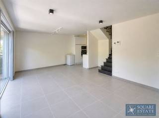 <p><span>Square Estate presents this charming duplex apartment located in Wezembeek-Oppem, just a stone's throw from Tervuren, in a recent building overlooking the beautiful Tervuren Park.</span></p><p><span>The property is composed as follows: an entrance hall with guest toilet and built-in wardrobes, a bright living room with a fully equipped open-plan kitchen, a night hall, 2 bedrooms, a bathroom with both a shower and a bathtub, as well as a spacious laundry room.</span></p><p><span>The apartment also benefits from a pleasant 5 m² terrace and a private cellar.</span></p><p><span>There is also the possibility to rent a parking space for an additional 105 per month.</span></p><p><span>For further information or to arrange a viewing, please contact us on 02/460.42.01 or by email at <span>info@square-estate.be</span></span><span> </span></p>