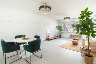 Drie slaapkamers, twee terrassen, één centrale ligging<br /><br />Locatie<br />In het hartje van Borgerhout, vlak bij het Laar, bevindt zich dit ruime appartement aan Drink 19. Dankzij de centrale ligging en de nabijgelegen tram- en busverbindingen verplaats je je hier vlot door de stad. De uitstekende Mobiscore van 9,6/10 is dan ook een logisch gevolg.<br /><br />Beschrijving<br />Het appartement bevindt zich op de derde verdieping (bereikbaar met de lift) van een verzorgd gebouw. De ruime inkomhal geeft toegang tot alle kamers en zorgt voor een overzichtelijke indeling. De lichtrijke leefruimte biedt plaats voor een gezellige zit- en eethoek. Daarnaast beschikt het appartement over drie slaapkamers, keuken en badkamer. Twee terrassen vullen het geheel aan en bieden aangename buitenruimte. Bewoonbare oppervlakte volgens EPC: 106m². Grotendeels enkele beglazing en privatieve kelderberging ter beschikking. <br /><br />Bijzonderheden<br />- Energiezuinig EPC-label B<br />- Asbestveilig<br />- Conforme elektriciteit<br />- Maandelijkse lasten werkkapitaal: 243 euro per maand (incl.: voorschot verwarming, voorschot water, poetsdienst gemeenschappelijke delen, blokpolis en professionele syndicus)<br /><br />Verplichte vermeldingen<br />EPC: 177 kWh/m²<br />P-score: B<br />G-score: B<br />Stedenbouwkundige inlichtingen: Gvkr, Vg, Gmo, Gvv, Wg