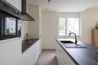 <p><span>Wonen met prachtig zicht in Residentie Jean D'Arme.</span></p><p><span>Ontdek dit stijlvol 2-slaapkamer appartement op de 2de verdieping van Residentie Jean D'Arme. Een ideale combinatie van modern wooncomfort, veel lichtinval en een zonnig terras waar u volop geniet van een prachtig open uitzicht rondom.</span></p><p><span>Dankzij de unieke ligging aan de rand van het centrum woont u hier rustig, terwijl winkels, openbaar vervoer en alle voorzieningen zich vlakbij bevinden. Perfect als eigen stek, slimme investering of comfortabele uitvalsbasis.</span></p><p><span>Extra troef: mogelijkheid tot aankoop van een ruime berging, privatieve staanplaats en/of garage. Bovendien worden deze appartementen verkocht onder registratierechten in plaats van btw, wat een aantrekkelijk financieel voordeel oplevert.</span></p><p><span>De vermelde prijs is exclusief registratiekosten, aansluitingskosten en eventuele aankoop van garage, staanplaats en/of berging.</span></p><p><span>Kom dit unieke appartement snel ontdekken, én maak een afspraak! Reeds 30% verkocht.</span></p>