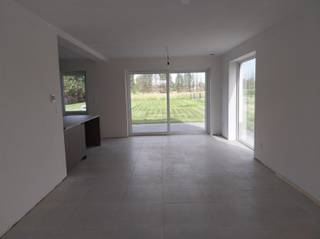 <p><span>Prachtige nieuwbouwwoning van 190 m² op zuid-oost gerichte grond (500 m²)</span></p><p><span>Ontdek deze stijlvolle, energiezuinige woning in lichte gevelsteen met zwarte pannen en strakke zwarte PVC-ramen – een moderne uitstraling in een rustige, groene omgeving.</span></p><p><span>De woning is goed gelegen, ideaal voor wie op zoek is naar rust, ruimte en comfort in een halfopen bebouwing.</span></p><p><span>Indeling</span></p><ul><li><span>Gelijkvloers (70 m²):</span></li><li><span>Inkomhal met apart toilet</span></li><li><span>Ruime, lichtrijke leefruimte van 43 m²</span></li><li><span>Luxe open keuken met kwalitatieve afwerking</span></li><li><span>Aparte berging/wasplaats</span></li><li><span>Verdieping (70 m²):</span></li></ul><p><span>Nachthal</span></p><ul><li><span>Drie ruime slaapkamers</span></li><li><span>Luxe badkamer met ligbad, inloopdouche, dubbel lavabomeubel en apart toilet</span></li></ul><p><span>Zolderverdieping:</span></p><ul><li><span>Overloop, technische ruimte</span></li><li><span>Mogelijkheid tot één grote of twee extra slaapkamers → in totaal vijf slaapkamers, ideaal voor een groot gezin!</span></li></ul><p><span>Comfort & Afwerking</span></p><p><span>Verwarming via warmtepomp, ook voorzien op de slaapkamers</span></p><p><span>Volledig afgewerkte woning – instapklaar bij oplevering</span></p><p><span>De tuin wordt ingezaaid, en de oprit en een terras van 15m² worden eveneens aangelegd.</span></p><p><span>U kan ook in onze modelwoning te Mol een bezoek brengen. Bel 0475 245013.</span></p><p><span> </span></p><p><span> </span></p>