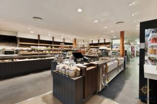 This excellently located commercial space in the village center of Herent offers a unique investment opportunity. The space is currently rented and set up as a bakery. The current commercial lease runs until 31/12/2031.<br /><br />Features:<br /><br />Ground floor commercial space with a usable floor area of 157 m²<br />Consists of a sales area, workshop, and storage space<br />Ample parking in the area, convenient for customers and visitors<br />Accessible at the back for deliveries, facilitating logistics<br />Located in the heart of Herent, close to public transport and other amenities<br /><br />Ideal for investment or for those looking to start a new commercial activity<br /><br />Want more information?<br />Contact Marijke at 0489 01 14 96 or email marijke@polares.eu.