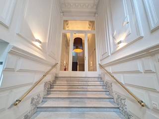 Cet immeuble commercial à louer est situé dans le centre animé de Gand : sur la Henegouwenstraat, entouré de nombreux magasins et restaurants populaires.L'emplacement exceptionnellement central à proximité du centre historique et de la Veldstraat offre une excellente accessibilité pour les habitants et les touristes. Le bâtiment est facilement accessible par les transports en commun, avec plusieurs arrêts de tramway et de bus à proximité. Le haut passage piétonnier en fait un lieu idéal pour les activités commerciales. Le bâtiment est flexible dans son utilisation et peut être aménagé à la fois comme bâtiment commercial et comme espace de bureau.En résumé : un emplacement central et polyvalent offrant visibilité et accessibilité !Spécifications :- Éclairage LED- Douche- Coin cuisine- Sanitaire - Chauffage central au gaz- Sol carrelé- Comptoirs séparésDisponibilité :Disponible immédiatement.Êtes-vous intéressé par cette propriété commerciale à louer à Gand ? N'hésitez pas à nous contacter au 09 245 35 35 ou à business.gent@dewaele.com