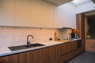 Instapklaar 3-slpk STARTERSWONING met tuin.<br /><br />Een verzorgd instapklare woning geschikt voor een alleenstaande, koppel of klein gezin.<br />U komt de woning binnen via een inkomhal. Op de benedenverdieping vindt u de woonkamer en recent (2023) gerenoveerde keuken terug. Deze ruime en moderne keuken is voorzien van alle hedendaagse comfort: een inductiekookplaat, combi microgolfoven, vaatwasser en een ingebouwde koelkast met vriesvak. Er is veel kastruimte beschikbaar. Daarnaast is er een gezellige zitplaats die uitkijkt op de tuin. In de tuin vindt u een stuk gras, alsook terras (ruimte voor een lounge en/of eettafel) en tuinhuis terug. Verder is er ook een aparte ruimte met toilet én ingebouwde kast. In deze kast is er plaats om uw droogkast en wasmachine in te zetten en kan u uw poetsgerief opbergen. Ten slotte is er een kleine berging waar u o.a. ook de elektriciteitskast alsook de ketel (nieuw van 2024) kan terugvinden. Via deze berging kan u ook de kruipkelder betreden.<br />Op de eerste verdieping tref je twee slaapkamers en een badkamer aan. De ene slaapkamer is de 'master bedroom'. De andere slaapkamer is momenteel ingericht als dressing (met ingebouwde kasten) in combinatie met een bureau. De badkamer is voorzien van een grote regendouche, lavabo met kastruimte en ruimte spiegelkast.<br />Op de tweede verdieping vindt u nog een ruime slaapkamer terug die momenteel ingericht is als kinderkamer en waar nog plaats is om spullen op te bergen. De twee veluxramen zijn voorzien van verduisterende rolgordijnen.<br />Het huis is instapklaar en heeft een gunstige EPC waarde: C (geen renovatiewerken verplicht).<br />Tenslotte is de woning gelegen in een rustige straat en ligt deze centraal vlakbij scholen, winkels, groene parken met speeltuin, openbaar binnenzwembad en alle belangrijke invalswegen van en naar Antwerpen en de haven.<br />Van harte welkom om de woning te komen bezichtigen.