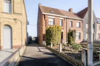 Geen renovatieplicht van toepassing op deze woning!Deze halfopen, op te knappen woning is gelegen in het centrum van Ingelmunster, op een boogscheut...