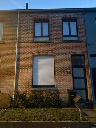 Te koop!Gesloten bebouwing volledig gerenoveerd in 2020.EPC B2-3 slaapkamersruime keuken- leefruimtegrote langerekte tuin met gemetst tuinhuis...