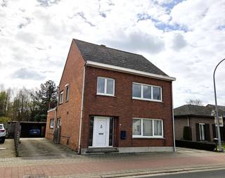 Ruime vrijstaande woning gelegen in de dorpskern van Heist-Goor met bakker, beenhouwer, Delhaize, dokter en schoolvoorzieningen op wandelafstand. Op fietsafstand van Heist centrum.<br />De woning is gelegen op een zonnig zuidgericht perceel van 10a65ca met een achterliggend weiland van 25a85ca. Weiland optioneel bij aan te kopen.<br /><br />Gunstige EPC score D, geen renovatieverplichting, dankzij:<br />- PVC ramen dubbel glas met rolluiken <br />- Centrale verwarming aardgas met vernieuwde brander 2024<br />- Dakisolatie 6cm - kan makkelijk bij geïsoleerd worden als gewenst<br /><br />Elektriciteit conform gekeurd.<br /><br />Het gelijkvloers biedt een inkomhal met gastentoilet. Woonkamer met vernieuwde open keuken voorzien van alle toestellen en comfort waaronder kookplaat, microgolfoven, oven, vaatwasmachine, ijskast, diepvries. Bureauruimte of extra gezellige zithoek of kinderspeelruimte. Ruime badkamer uitgerust met ligbad, douche, 2de toilet en voorzieningen voor wasmachine en droogkast.<br />Het 1ste verdiep geeft uit op een nachthal, 3 ruime slaapkamers en een 4de compacte bureaukamer.<br />Via een valtrap wordt toegang gegeven tot een ruime zolder die nog potentieel heeft tot een extra slaapkamer als gewenst.<br />Berging kelder en kruipkelder aanwezig onder de woning.<br /><br />Deze gezellige woning biedt verrassend veel ruimte, is gelegen op een diep zonnig perceel en is direct instapklaar. De tuin biedt een bijgebouw dat kan dienst doen als carport en buiten berging.<br />Achterliggend ruime diepe tuin met achterliggend weiland waarop verschillende bomen staan ingeplant.<br />Weiland van 25a85ca is niet inbegrepen in de prijs en kan optioneel bij aangekocht worden.<br /><br />Kom deze woning zeker ontdekken en plan uw afspraak via Dupont Vastgoed op 015 15 15 15<br /><br /> 