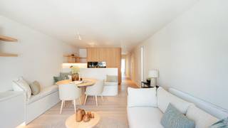 Res. Guillo. <br /><br />Gelegen in het hart van de Kustlaan, tussen het Lichttorenplein en het Driehoeksplein, op slechts enkele passen van het strand, bieden wij dit prachtig afgewerkte appartement aan.<br />Het appartement beschikt over een inkomhal met vestiaire en apart toilet, en een lichtrijke woonkamer die volledig is ingericht met op maat gemaakte inbouwkasten en hoogwaardige afwerkingen. De open keuken is uitgerust met moderne toestellen en biedt alle nodige comfort voor een aangenaam verblijf.<br /><br />Het appartement telt twee ruime slaapkamers, beide voorzien van ingebouwde kasten en toegang tot het terras. De hoofdslaapkamer is voorzien van een ensuite badkamer met een inloopdouche, dubbele lavabo en toilet. Daarnaast is er een derde kamer met stapelbed en ingebouwde kast. Aparte centrale douchekamer. <br /><br />Daarnaast is er de mogelijkheid om het appartement volledig gemeubileerd over te nemen. Dit appartement combineert luxe, comfort en een uitmuntende locatie, waardoor het een perfecte keuze is voor wie het beste van beide werelden zoekt.<br /><br />Mogelijkheid tot aankopen ruime autostaanplaats in de residentie. <br /><br />Ref. A703