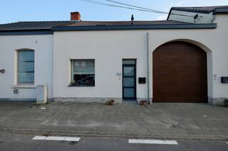 De woning omvat op het gelijkvloers een leefruimte met open keuken. Op de verdieping bevindt zich één slaapkamer met aansluitende badkamer.Ideaal...