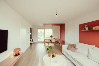 Ontdek dit prachtig gerenoveerde appartement in het hart van Sint-Truiden. Dit appartement uit 2006, werd reeds volledig gerenoveerd met hoogwaardige materialen en modern design, en biedt alle comfort en elegantie die u zich kunt wensen. Gelegen in de rustige Lepelstraat, op wandelafstand van scholen, winkels, het zwembad en openbaar vervoer, bevindt deze duplex zich op slechts 7 minuten wandelen van de gezellige Grote Markt, wat zorgt voor een levendige en gemakkelijke leefomgeving. Kortom, de ideale uitvalsbasis.<br /><br />Met een bewoonbare oppervlakte van 114m<sup>2</sup> en twee gezellige, inpandige terrassen, is dit duplex-appartement met drie slaapkamers de ideale starterswoonst in een stedelijke omgeving.<br /><br />We betreden het appartement via de gemeenschappelijke trappenhal aan de buitenzijde van het complex. We worden er verwelkomd via het eerste open terras. De inkomhal vormt de connectie tussen de ruime leefruimte met open keuken, het gastentoilet en de wasplaats/berging met alle nuttige voorzieningen voor wasmachine en droogkast alsook de CV-ketel. De leefruimte is ingericht met een gezellige zithoek en een leuke eetkamer. De grote VELUX-partijen en het schuifraam naar het inpandig terras zorgen voor heel wat natuurlijke lichtinval. Aansluitend aan de eetkamer vinden we een volledig ingericht keuken waarin alle toestellen voorzien zijn zoals een heteluchtoven, een afwasmachine, een dampkap, een inductiekookplaat, alsook een geïntegreerde spoelbak. Het overdekt terras geniet van een wijd uitzicht over de Truiense stadstuintjes.<br /><br />Via de naastliggende hal komen we terecht in het nachtgedeelte. Dit gedeelte bestaat op de gelijkvloerse verdieping van het appartement uit twee kinderkamers, momenteel ingericht als dressing en bureel, alsook een badkamer met lavabomeubel en inloopdouche. De houten trap brengt ons naar de masterbedroom. Voorzien van een apart toilet en een geïntegreerde badkamer met vrijstaand ligbad en lavabo, is dit de ideale plaats om 's morgens wakker te worden. Via het inpandig balkon genieten we 's winters van de ochtendzon die binnenvalt.<br /><br />Het appartementsgebouw beschikt over een gemeenschappelijke fietsenberging.<br /><br />Op zoek naar de ideale starterswoonst, instapklaar en vlakbij alle voorzieningen? Aarzel dan niet en bel ons snel op 011 70 70 19.