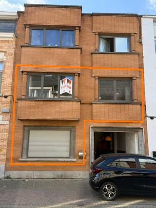 Mooi instapklaar 2- slaapkamer appartement te huur in Aalst. Dit appartement bestaat uit op het gelijkvloers een eerste ruimte die kan dienen als slaapkamer , bureel of polyvalente ruimte en een gemeenschappelijke ruime bergruimte. Op de 1e verdieping is er een hal, ingerichte keuken (met dampkap, oven, vaatwas, spoelbak, opbergkastjes), een ruime en lichtrijke leefruimte, berging (waterverzachter aanwezig), badkamer met douche en wastafel, een apart toilet en een ruime slaapkamer.<br />In het appartement is er overal dubbele beglazing en centrale verwarming met aardgas. Onmiddellijk beschikbaar! HUUR 775€/maand, geen gemeenschappelijke kosten