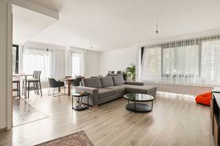 <p><span>Recent gerenoveerd appartement op een mooi &amp; residentiële ligging op de Zuidrand van Antwerpen aan het Rucaplein. Ca 135 m² bew. opp. Zeer ruime &amp; lichte leefruimte met open ingerichte keuken. Stijlvolle inkomhal met inbraakwerende voordeur, vestiairekasten en gastentoilet. Eerste slaapkamer met eigen douchecel, 2de en 3de ruime slaapkamer met doorgang naar badkamer met wc, wastafel, douche en ligbad. 200 maandelijkse kosten (onderhoud gemene delen, verwarming en water inbegrepen). Appartement vertoeft in quasi instapklare toestand. Staanplaats in optie aan 25.000. </span></p><p><span>Snel beschikbaar!</span></p>