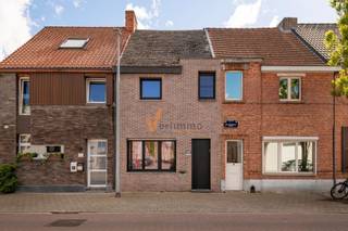 <p><span>Een woonvolume met tal van mogelijkheden dat uitzonderlijk is voor een stadswoning , dat vind je hier.</span></p><p><span> </span></p><p><span>De woning beschikt momenteel over </span><span>vier volwaardige slaapkamers</span><span>, afhankelijk van de noden van de toekomstige eigenaar. De woning is bovendien voorzien van een </span><span>leuke, privatieve en zonnige tuin</span><span>, wat het wooncomfort aanzienlijk verhoogt. </span></p><p><span>Via de wasruimte is er een </span><span>rechtstreekse verbinding met de stockageruimte van +/- 75m²</span><span> ze geeft uit tot de tuin. (mogelijk nog in te richten als atelier of extra kamers)</span></p><p><span>Indeling</span></p><p><span>De woning beschikt over een </span><span>ruime inkomhal van ca. 19,5 m² (ideaal voor brommer en fietsen)</span><span> met gastentoilet. Aansluitend bevindt zich een centrale hal met toegang tot de kelder.</span></p><p><span>De </span><span>ruime woonkamer van ca. 45 m²</span><span> staat in verbinding met de </span><span>keuken van ca. 15 m²</span><span>, wat zorgt voor een aangename en functionele leefruimte. Trap naar de eerste verdieping waar er </span><span>2 slaapkamers </span><span>zijn.</span></p><p><span>In het achterste gedeelte van de woning bevinden zich:</span></p><ul><li><span>een </span><span>volledig gerenoveerde badkamer</span></li><li><span>Een </span><span>polyvalente ruimte van ca. 30 m²</span><span> in te delen als slaapkamer of tv ruimte/kantoor.</span></li><li><span>een </span><span>ruime wasplaats/berging </span></li><li><span>een slaapkamer met ingebouwde kasten</span></li><li><span> </span></li></ul><p><span>De polyvalente ruimte geeft via een groot schuifraam toegang tot de </span><span>tuin van 145 m²</span><span>, wat zorgt voor een aangename verbinding tussen binnen- en buitenruimte.</span></p><p><span>Pluspunten</span></p><ul><li><span>Uniek en ruim woonvolume, aangename zuidtuin</span></li><li><span>Flexibele indeling met mogelijkheid tot </span><span>4de slaapkamer</span></li><li><span>Nieuwe ramen, elektrische zonnetent, pelletkachel, elektriciteit conform</span></li><li><span>Gelegen in een </span><span>leuke en rustige buurt in het centrum</span></li></ul><p><span> </span></p><p><span>*De vermelde bewoonbare oppervlakte is gebaseerd op de bruikbare vloeroppervlakte zoals vermeld in het EPC-verslag.</span></p><p><span> </span></p>