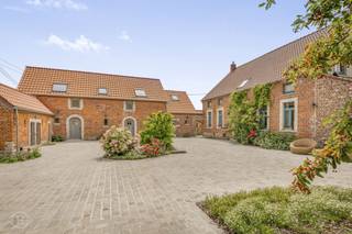 <p>Graag presenteren wij u deze uitzonderlijke, volledig gerenoveerde hoeve gelegen aan de Rue de Louvain in Bevekom. De eigendom werd in 2023–2024 met bijzonder veel oog voor detail en hoogwaardige materialen totaal gerenoveerd, waarbij het authentieke karakter perfect werd gecombineerd met hedendaags wooncomfort. Het geheel is gelegen op een perceel van 2.238 m² en omvat maar liefst 442 m² bewoonbare opp, exclusief de ruime schuur/atelier/loods. De volledig ommuurde binnenkoer zorgt voor optimale privacy en creëert een prachtige, rustige buitenruimte met een heerlijk vakantiegevoel. De hoofdwoning van 276 m² beschikt over een indrukwekkende leefkeuken van 38 m², afgewerkt in Mortex, drie ruime slaapkamers, twee stijlvolle badkamers en een afzonderlijk bureau. De tweede woonentiteit van 146 m² omvat vier slaapkamers, twee badkamers, een warmtepomp en ruimte voor een nog te installeren keuken. Ideaal als kangoeroewoning, gastenverblijf, kantoor, vrij beroep of co-housing. De ruime schuur biedt bovendien tal van mogelijkheden voor opslag, atelier of professionele activiteiten. Tevens is er een mooi gewelfde kelder. De ligging combineert landelijke rust met een vlotte bereikbaarheid richting Leuven, Waver en Tienen. Onder bepaalde voorwaarden kan de aankoop bovendien genieten van het verlaagde registratietarief van 3% in Wallonië. Een unieke eigendom met bijzonder veel karakter, ruimte en mogelijkheden. </p>