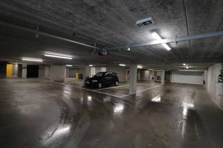 EEN ONDERGRONDSE AUTOSTAANPLAATS IN EEN NIEUW APPARTEMENTENCOMPLEX.Een ondergrondse autostaanplaats (P7).Automatische toegangspoort.Gelegen in het...