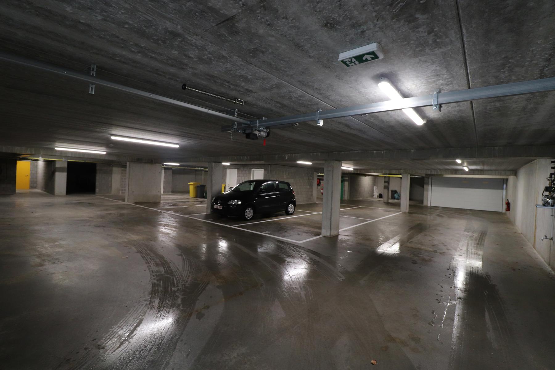 Een ondergrondse autostaanplaats in een nieuw appartementencomplex. - foto 3