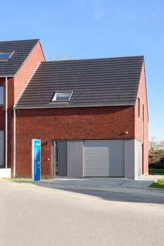 Maison 2 façades très lumineuse et la réplique de maisons déjà construites juste en face. Vous pouvez donc vous y projeter très facilement en...