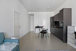 Op een uitstekende locatie te Mortsel bevindt zich dit kleinschalig project met slechts 5 eenheden. Duurzaamheid en kwaliteit worden gecombineerd met hoge plafonds en een ruimtelijk gevoel. Er is veel aandacht besteed aan kwaliteit, comfort en energie-efficiëntie. De appartementen zijn gerealiseerd volgens de meest recente energie- en isolatienormen en staan garant voor een duurzame en energiezuinige woonoplossing met een laag energieverbruik en een hoog wooncomfort. <br /><br />Bij het betreden van het appartement wordt u verwelkomt in een lichtrijke woonkamer waar de open keuken naadloos aansluit in het geheel. Deze is voorzien van kwalitatieve toestellen. Aansluitend beschikt u over een ruim, overdekt terras waar u steeds kan genieten van het mooie weer. Daarnaast beschikt u nog over een ruime berging / wasplaats. Via de nachthal bereikt u de slaapkamer met en-suite badkamer, uitgerust met een inloopdouche en dubbel lavabomeubel. Het toilet is apart. <br />Ten slotte is er de binnentuin die zorgt voor een oase van rust wanneer u thuiskomt. Hier beschikt u over een extra berging die inbegrepen is in de prijs en is er nog een ruime fietsenstalling aanwezig. De parkeerplaats is bij aan te kopen aan €27.500<br /><br />Dankzij de kleinschaligheid van het project zijn de maandelijkse kosten beperkt en daarbovenop wordt het appartement verkocht onder registratierechten (2% of 12% bij investeerders in plaats van 21% BTW!). Dit appartement is meteen beschikbaar en kan onmiddellijk verhuurd worden om snel rendement te genereren.<br /><br />Dit is een uitstekende opportuniteit indien u opzoek bent naar een kwalitatief en energiezuinig appartement met terras te Mortsel. Contacteer ons voor meer informatie op 0480 66 14 77 of neem een kijkje op www.boonstravastgoed.be.<br /><br />Bijzonderheden:<br />- 1 slaapkamer<br />- Energiezuinig (label A+ = -39)<br />- Verkoop onder registratierechten (2% of 12%)