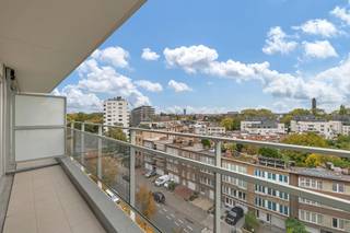 Voor meer info of bezoek, bel 02/884.23.23 - In Sint-Jans-Molenbeek, dicht bij openbaar vervoer en winkels, vindt u dit<strong> instapklaar 3-slaapkamerappartement </strong>van <strong>109m² </strong>met<strong> 2 terrassen </strong>gelegen op de 7de en bovenste verdieping. Het appartement bestaat uit een inkomhal, een lichtrijke woonkamer die leidt naar een terras van 8m² , een aparte keuken, een nachthal, 3 slaapkamers met een tweede terras, een badkamer en een apart toilet. Bij het appartement hoort ook een <strong>kelder</strong> en een <strong>ondergrondse garage </strong>(extra aan te kopen voor 26.000€)