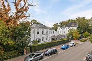<h3><span>Te huur | Exclusieve karakterwoning met koetshuis, parktuin, tennisveld én indoor zwembad</span></h3><p><span>Wonen in een uitzonderlijk groen kader, met ruimte, privacy en ontspanning binnen handbereik? Deze unieke eigendom combineert de charme van een statige villa met de grandeur van een uitgestrekte parktuin, een eigen tennisveld én een indoor zwembad.</span></p><p><span>De woning onderscheidt zich door haar elegante architectuur en karaktervolle uitstraling. De omliggende parktuin vormt een groene oase waar rust en privacy centraal staan. Ook het authentieke koetshuis geeft de eigendom een extra dimensie en draagt bij aan het unieke karakter van het geheel.</span></p><p><span>Ideaal als polyvalente ruimte, atelier, kantoor of praktijk. </span></p><p><span>Een uitzonderlijke woonbeleving waar karakter, natuur en luxe samenkomen.</span><span> Een unieke kans voor wie op zoek is naar een bijzondere huurwoning met een eigen parktuin, tennisveld, indoor zwembad en koetshuis.</span></p>