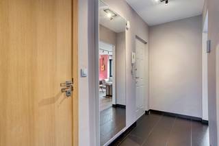 immo DAVID stelt voor: perfect instapklaar 2-slaapkamerappartement met garage en staanplaats<br /><br />Ontdek dit volledig gerenoveerde, ruime en lichtrijke appartement van 98 m², gelegen op de tweede verdieping van een kleinschalig gebouw.<br /><br />Het appartement omvat een inkomhal met vestiairekast, een ruime leefruimte met volledig geïnstalleerde open keuken, een apart toilet, nachthal, twee slaapkamers en een badkamer. Daarnaast beschikt het over een aangenaam zuidgericht terras, ideaal om volop van de buitenruimte te genieten.<br /><br />Een privatieve garage en staanplaats zijn eveneens inbegrepen.<br /><br />Dankzij de uitstekende ligging nabij de Ring, belangrijke invalswegen, het centrum van Brussel, scholen, openbaar vervoer, winkels, de fietssnelweg, UZ Jette en het Laarbeekbos, geniet u hier van een uitstekende bereikbaarheid.<br /><br />Het appartement is volledig instapklaar en beschikt bovendien over driedubbele beglazing, een gunstige EPC-score C en conforme elektriciteit. De combinatie van de ruime woonoppervlakte, de verzorgde afwerking, het zuidgerichte terras, de garage en staanplaats maakt dit appartement tot een bijzonder interessante opportuniteit.<br /><br />Contacteer immo DAVID snel voor meer informatie of een bezoek.
