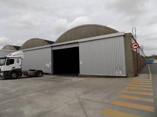 Logistieke modules beschikbaar per 600m². Toegankelijk via 2 laadkaaien en andere toegangspoort. De modules zijn eenvoudig koppelbaar tot een maximum van 5500m². Huurprijs is inclusief gebruik van gemeenschappelijke heftruck &amp; elektriciteitsverbruik. Vlotte toegankelijkheid ten opzichte van de autosnelweg.<br /><br />Voor meer info: J. Clicque 0479/27 71 92