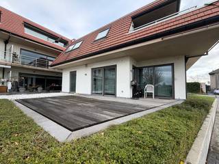 Dit gelijkvloers appartement omvat een inkomhal met apart toilet, een lichtrijke leefruimte met open keuken, een slaapkamer, aanpalende badkamer...