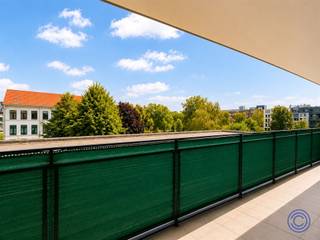 <p><span>Informatie appartement</span><span><br />Wonen op een toplocatie tussen de Schelde, Nieuw Zuid en het bruisende Zuid? Dit energiezuinige éénslaapkamerappartement in de Van der Sweepstraat combineert een leuke ligging met veel licht, een ruim terras en lage energiekosten. De leefruimte voelt aangenaam en open aan, met voldoende plaats voor een gezellige zit- en eethoek. De open keuken met kookeiland sluit hier mooi op aan en is uitgerust met een oven en elektrische kookplaat. Vanuit de slaapkamer wandel je rechtstreeks het brede terras op: dé plek voor een koffietje in de ochtend of een apero na het werk. Verder zijn er een badkamer met douche in bad, lavabo en toilet, een praktische berging met aansluiting voor wasmachine en droogkast en een inkomhal met ingemaakte vestiairekasten. Ook een ruime privatieve kelderberging en gemeenschappelijke fietsenstalling zijn inbegrepen. Met EPC-label A en verwarming via het warmtenet van Nieuw Zuid is dit appartement helemaal klaar voor de toekomst. Ideaal als eerste eigen stek, maar ook interessant voor investeerders: het appartement is momenteel verhuurd aan 1.050 EUR per maand en levert dus meteen rendement op. Restaurants, koffiebars, winkels, het Zuidpark en de Scheldekaaien liggen allemaal op wandelafstand. Stadse sfeer, veel comfort en een energiezuinige thuis op één van de leukste plekken van Antwerpen.</span></p><p><span> </span></p><p><span>Indeling</span></p><ul><li><span>Inkomhal met vestiairekasten</span></li><li><span>Lichtrijke leefruimte met zithoek en eetplaats</span></li><li><span>Open keuken met klein kookeiland, voorzien van een oven en elektrische kookplaat</span></li><li><span>Slaapkamer met toegang tot het grote terras</span></li><li><span>Badkamer met douche in bad, lavabo en toilet </span></li><li><span>Berging met aansluiting voor was- en/of droogmachine </span></li><li><span>Ruim terras over de volledige breedte van het appartement </span></li></ul><p><span> </span></p><p><span>Extra's</span></p><ul><li><span>Energiezuinige verwarming via het warmtenet van Nieuw Zuid</span></li><li><span>Gemeenschappelijke fietsenberging </span></li><li><span>Ruime privatieve kelderberging, inbegrepen in de aankoopprijs</span></li></ul><p><span> </span></p><p><span>Algemene informatie</span></p><ul><li><span>Huurovereenkomst van 01/11/2025 tot 31/10/2034. </span><ul><li><span>Huurprijs: 1.050 EUR/maand</span></li><li><span>Wenst u het appartement zelf te bewonen? Dan kan de huurovereenkomst worden beëindigd met een wettelijke opzegtermijn van 6 maanden</span></li></ul></li></ul><p><span> </span></p><ul><li><span>Maandelijkse lasten: 135 euro (verbruik en onderhoud van de gemene delen waaronder de lift, conciërge, blokpolis, syndicus,...)</span></li><li><span>Maandelijkse provisie voor het privatief verbruik van water en verwarming: 105 euro</span></li><li><span>Water en verwarming via gemeenschappelijke verbruikmeters</span></li><li><span>Elektriciteitsverbruik via een privatieve verbruikmeter</span></li></ul><p><span> </span></p><ul><li><span>EPC: label A</span></li><li><span>Asbestinventarisattest: in aanvraag</span></li><li><span>Elektrische keuring: conform</span></li></ul><p><span> </span></p><p><span>Gebouw</span></p><ul><li><span>Kelderverdieping, kantoren op de gelijkvloers en 8 verdiepingen met telkens 4 appartementen</span></li><li><span>Lift aanwezig</span></li><li><span>Parlofoon aanwezig</span></li></ul><p><span> </span></p><p><span>Ligging</span></p><ul><li><span>Topligging aan de Schelde en het bruisende Zuid</span></li><li><span>Restaurants, winkels en cafeetjes op wandelafstand</span></li><li><span>Goede bereikbaarheid</span></li></ul><ul><li><span>MOBISCORE: 9,5/10</span></li></ul><p><span> </span></p><p><span>*De informatie in deze prospect is ter informatieve titel: de kandidaat-kopers moeten hun eigen zaak maken van het verkrijgen, controleren en interpreteren van deze informatie.</span></p><p><span> </span></p><p><span> </span></p><p><span> </span></p>