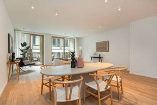 <div>
<div>
<div>
<p><span><br />Pal in het bruisende centrum van Antwerpen, met alle hotspots van de stad binnen handbereik, maar in de rust van een verkeersluwe zijstraat, komt nieuwbouwproject The Vault.<br /><br />Dit hoogstaande en energiezuinige woonconcept omvat een divers aanbod van 18 appartementen, van compacte studio’s tot luxueuze penthouses. Het gebouw is een ontwerp van de befaamde architect Luc Binst en straalt klasse uit tot in de kleinste details. De afwerking is van hoog niveau, de inrichting gebeurt op basis van jouw smaak en onder deskundige begeleiding. <br />In je appartement met ruim terras geniet je dankzij de riante raampartijen van een heerlijk open en lichtrijk gevoel. De mooie binnentuin zorgt voor een prachtig groen decor. Bovendien scoort het woonproject beter dan huidige energienormen. De appartementen zullen allen voldoen aan een energiepeil van 20 of lager. Dit maakt dat uw woonst Bijna Energie Neutraal (BEN) is. <br /><br />Het resultaat is een woonst die helemaal bij jou past, </span>en waar het elke dag opnieuw zalig thuiskomen is.<br /><br /></p>
<p><span><br /><br /><br /></span></p>
</div>
</div>
</div>