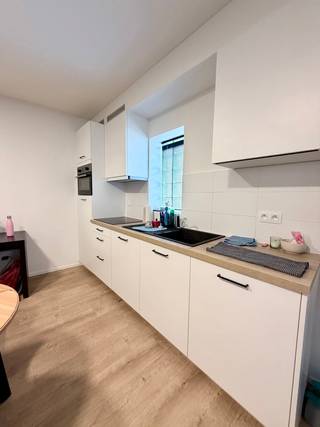 <span><strong>**AJ 2026-2027 - ENKEL STUDENTEN/STUDENTS ONLY**</strong></span><br /><br /><span>In de Eikstraat bieden we met veel plezier deze studio met privatief terras! </span><span>Niet alleen de leuke ligging van het pand is een troef maar ook de faciliteiten in de nabijheid zijn mooi meegenomen. Supermarkten, scholen, campussen, aula’s, faculteiten, printshops, apotheek… op wandel/ fietsafstand. </span><br /><br /><span>De studio is gelegen op de eerste verdieping aan de achterzijde van het gebouw en wordt volledig bemeubeld verhuurd! Bovendien is er een gemeenschappelijke keuken met buitenruimte, ideaal om samen te kokerellen. Je fiets stallen is mogelijk in de inpandige fietsenstalling. </span><br /><span> </span><br /><span><strong><span>Meer informatie of een bezoek ter plaatse: verhuur@connect-immo.be</span> </strong></span><br /><br /><span>Huurprijs: €835 + €70 (provisie voor verwarming en internet) + water en elektriciteit</span><br /><span>* Exclusief studententaks<br /></span>