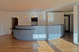 Bent u op zoek naar een eigendom waar u wonen en werken kan combineren? Dan is dit ruime handelspand met appartement langs de Grote Baan in...