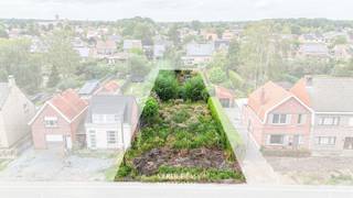 <p><span>Ligging aan het Ertbrandbos<br /></span><span>Dit mooi perceel voor 2 woningen situeert zich in het noordwesten van Kapellen, nabij het Ertbrandbos.<br />Dit natuurgebied van 140ha vormt de ecologische verbinding tussen de bosgebieden van Brasschaat, Kapellen en Kalmthoutse Heide. <br />Het bos is een perfect wandel- en natuurbelevingsgebied.<br />Ook voor het dagelijks leven woon je hier goed: winkels op enkele honderden meters, het centrum van Kapellen op zo'n 3 km. <br />Daarbij ben je vlot verbonden via de A12 en het station.<br />Kapellen is een gemeente die als residentieel en waardevast bekend staat.<br /><br /></span><span>Bouwgrond voor 2 woningen met uitzonderlijk diepe tuin<br /></span><span>Twee bouwpercelen op een terrein van ca. 930m², 15m breed en 62,50m diep, goed voor twee eengezinswoning met elk 6 meter voorgevelbreedte:<br />Lot 1 - gesloten bebouwing, aansluitend op de bestaande woning links (nr. 63)<br />Lot 2 - halfopen bebouwing, met 3 meter vrije zijstrook rechts<br /><br />Wat dit terrein onderscheidt is niet de breedte, maar de diepte: 62,50 meter. <br />Na de woning en het terras blijft er een uitzonderlijk lange tuinstrook over, met bestaande knotwilgen en hazelaars achteraan. <br /><br />Beide loten zijn afzonderlijk of samen te koop</span></p>