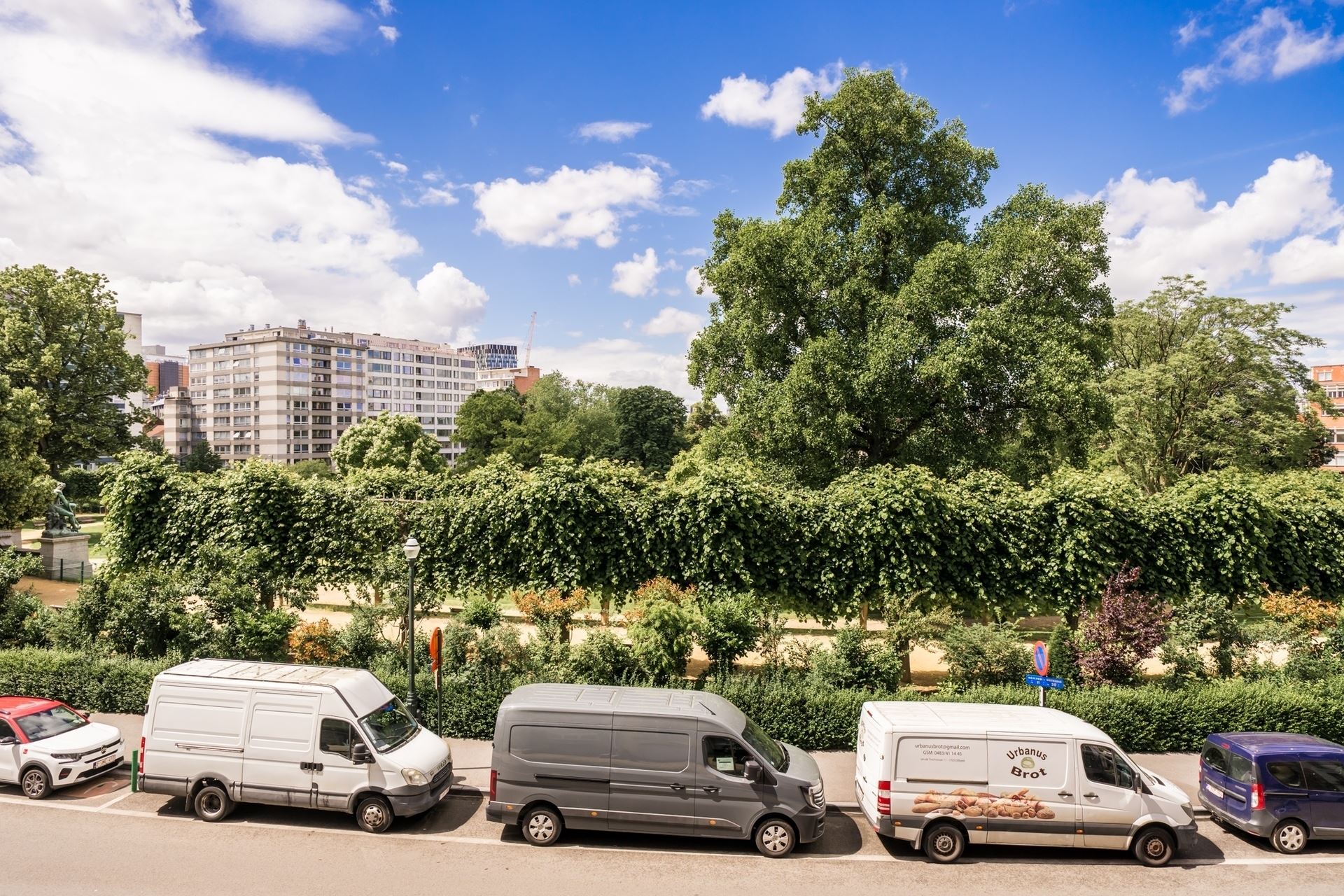 Ruim appartement op de 2de verdieping met uniek zicht op Square Ambiorix. - foto 5