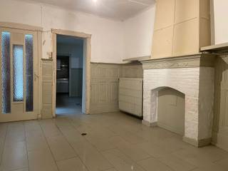 Renovatiewoning op topligging centrum Geel!<br /><br />Deze stadswoning is centraal gelegen op wandelafstand van winkels, scholen, openbaar vervoer en de Geelse markt. <br /><br />Op het gelijkvloers bevindt er zich naast de inkomhal een bureauruimte of praktijk. <br />Verder hebben we de leefruimte met aanpalende keuken. Hier vinden we verder nog een naastgelegen badkamer, toilet en slaapkamer terug. Achteraan werd er nog een polyvalente ruimte voorzien, dewelke toegang biedt tot de bergruimte. Achteraan treffen we de stadstuin met alle nodige privacy. <br /><br />Op de eerste verdieping werd er gekozen voor een leefruimte en een extra keuken. Daarnaast zijn er hier nog 2 extra slaapkamers met een ruime badkamer. Als extra troef is er de buitentrap aan de grootste slaapkamer. Deze biedt toegang tot de tuin.<br />De cv ketel op aardgas werd in 2017 vernieuwd.<br /><br />Schrikt een renovatie jouw niet af? Maak dan een afspraak via info@immovl.be of 014 58 02 08.