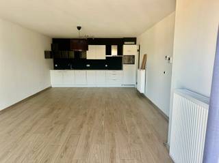 <p><span>Appartement met 2 slaapkamers in centrum Oudenaarde.</span></p><p><span> </span></p><p><span>INDELING</span></p><p><span> </span></p><p><span>Het appartement omvat een inkomhal met gastentoilet en berging.</span></p><p><span>Verder een ruime living met open keuken en een groot terras.</span></p><p><span>Het appartement geniet verder ook 2 slaapkamers en een badkamer.</span></p><p><span> </span></p><p><span>PRAKTISCH</span></p><p><span> </span></p><p><span>Het appartement is onmiddellijk beschikbaar.</span></p><p><span> </span></p><p><span>Vraag uw bezoek aan via onze site immodhondt.be</span></p>
