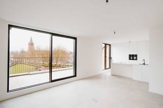 Ontdek dit prachtig afgewerkte penthouse, gelegen op een toplocatie in het centrum van Grobbendonk. Dit moderne appartement, nieuw opgeleverd in 2026, combineert hedendaagse architectuur met een hoog wooncomfort en is bovendien onmiddellijk instapklaar. De woning wordt verkocht onder registratierechten.<br /><br />Met een bewoonbare oppervlakte van 90 m² en een uitzonderlijk ruime terrassen van maar liefst 35 m², geniet u hier van een unieke woonbeleving. Het zuidgericht terras biedt een prachtig open zicht over het plein en beschikt over een handige ingewerkte berging.<br /><br />Binnenin werd elk detail zorgvuldig uitgewerkt. De lichtrijke leefruimte sluit naadloos aan op een volledig uitgeruste, moderne keuken. De badkamer is stijlvol afgewerkt en voorzien van een inloopdouche (badkamermeubel wordt nog geplaatst). Dankzij de zuidoriëntatie geniet u de hele dag door van een overvloed aan natuurlijk licht.<br /><br />Het appartement is uitgerust met alle hedendaagse technieken: vloerverwarming, warmtepomp, zonnepanelen en ingebouwde screens zorgen voor een energiezuinig en comfortabel binnenklimaat (EPC A – met verlaagd kadastraal inkomen).<br /><br />Extra troeven zijn onder andere een ruime berging, aparte fietsberging, lift in het gebouw en doordacht geplaatste lichtpunten volgens lichtstudie. Daarnaast zijn er stopcontacten op hoogte voorzien, ideaal voor bijvoorbeeld Sonosboxen. De slaapkamers bevinden zich aan de rustige achterzijde van het gebouw.<br /><br />Een afgesloten garagebox met elektrische poort en mogelijkheid tot laadpaal is verplicht bij aan te kopen aan €30.000.<br /><br />Kortom, een uniek en energiezuinig penthouse op een centrale ligging, ideaal voor wie comfort, ruimte en licht wil combineren met modern wonen.