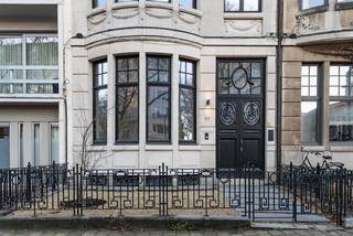 Bekijk alvast de videotour, de grondplannen, het gunstige EPC (B!), de conforme elektriciteitskeuring en blanco asbestinventaris via de Wellimmo-site 'documenten'.<br /><br />Deze volledig gerenoveerde herenwoning in eclectische stijl uit 1909, naar een ontwerp van Hendrik Delvaux, bevindt zich op een gegeerde residentiële locatie aan de statige Jan Van Rijswijcklaan, nabij verscheidene parken en de invalswegen van en naar het stadscentrum. Een unieke combinatie van klassieke grandeur en hedendaags wooncomfort, met een zonnige tuin als extra troef.<br /><br />Achter de elegante gevel met typerende voortuin schuilt een stijlvolle woning met een totale bewoonbare oppervlakte van maar liefst 353m², verdeeld over vier volwaardige bouwlagen én een ruime, droge kelderverdieping.<br /><br />Bij binnenkomst valt meteen de indrukwekkende inkomhal met dubbele voordeur en marmermozaïek op. Een eerste aan de voorzijde liggende kamer is ideaal als home-office of praktijk. Ook treffen we hier het gastentoilet.<br />Aan de tuinzijde werd een ruime leefkeuken ingericht met hoogwaardige materialen, voorzien van een gezellige ontbijthoek en eetplaats. De harmonica glazen wand over de volledige breedte zorgt voor een naadloze connectie tussen binnen en buiten – perfect voor zomerse dagen.<br /><br />Op de eerste verdieping vinden we twee royale kamers over de volle breedte van het huis, met toegang tot een aangenaam terras. <br />De tweede verdieping herbergt een luxueuze master suite met ensuite dressing en luxueuze badkamer. Ook een aparte linnen.kamer en praktische wasplaats werden hier voorzien. Op de derde verdieping zijn er nog drie slaapkamers en een tweede badkamer<br /><br />De woning werd recent en grondig gerenoveerd met veel oog voor detail, waarbij het authentieke karakter maximaal bewaard bleef en gecombineerd werd met hedendaags wooncomfort. Het resultaat: een instapklare woning met energielabel B (EPC: 161 kWh/m²), voorzien van moderne technieken en hoogwaardige afwerking zoals een mooie parketvloeren en uitgekiende natuursteenselectie.<br /><br />Pluspunten:<br />– Tijdloze en hoogwaardige renovatie met behoud van authentieke elementen<br />– Zonnige, onderhoudsvriendelijke tuin met privacy<br />– Residentiële toplocatie nabij parken en invalswegen<br />– Mogelijkheid tot combinatie wonen-werken <br />– Ruime kelderverdieping met nog tal van mogelijkheden<br />– Parkeermogelijkheid in de directe omgeving<br /><br />Kortom: een uitzonderlijk aanbod op de Antwerpse vastgoedmarkt, waar elegantie, comfort en locatie perfect samenkomen.<br /><br />Voor meer info bel 03/225.00.68 of surf naar www.wellimmo.net<br /><br /><br /> 