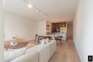 Nieuwbouw appartement op een centrale ligging te Knokke, vlakbij het Zegemeer, de Lippenslaan, het station en op wandelafstand van het strand. Indeling: Inkom met vestiaire en gastentoilet. Lichtrijk salon met eetkamer uitgevend op het zonnige terras met panoramische zichten. Open volledig geïnstalleerde keuken. Praktische berging. Master slaapkamer met aansluitend badkamer (douche, dubbele lavabo en toilet) en ingemaakte kasten. 2de slaapkamer met kasten. De slaapkamers geven uit op het terras achteraan. Toilet in de nachthal. 3de slaapkamer. Aparte douchekamer. Het appartement heeft een hoogwaardige afwerking en werd gebouwd met traditionele kwaliteitsmaterialen. Fietsenberging. Hoogte van de plafonds zijn 2m60. Stijlvol van ontwerp, doordacht van indeling en kwalitatief van constructie. Mogelijkheid aankoop 6%. Contacteer ons om een bezoek in te plannen.