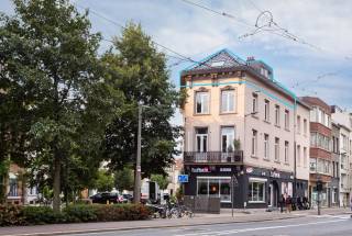 Dit charmante dakappartement bevindt zich op de derde verdieping van een verzorgd gebouw in een rustige, doodlopende straat nabij het Antwerpse Zuid. De Troonplaats, het Zuidpark, tal van winkels, gezellige horecazaken en culturele hotspots bevinden zich allemaal op wandelafstand. Dankzij de uitstekende bereikbaarheid met zowel het openbaar vervoer als de wagen vormt dit een bijzonder centrale uitvalsbasis.<br /><br />De lichtrijke leefruimte wordt gekenmerkt door een karaktervolle balkenstructuur en sluit naadloos aan op de moderne, volledig uitgeruste open keuken met kookeiland en gezellige zitplaats. Verder beschikt het appartement over twee slaapkamers, die naar wens flexibel kunnen worden ingericht. De moderne badkamer is uitgerust met een ruime regendouche, wastafel met opbergmogelijkheden, toilet en aansluiting voor een wasmachine.<br /><br />De absolute troef is het zuidgerichte dakterras, waar u dankzij de gunstige oriëntatie volop van de zon en de buitenlucht geniet. Daarnaast is het appartement voorzien van airconditioning. <br /><br />Tot slot is er een handige kelderberging inbegrepen in de prijs.<br />Kortom, een karaktervol en instapklaar appartement waar comfort en een zonnige buitenruimte samenkomen, op een toplocatie nabij het Zuid.<br /><br />Interesse?<br />Contacteer LISTED voor een bezoek via +32 3 283 51 51.