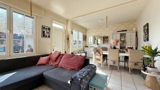 De woning omvat een ruime en lichtrijke leefruimte, een ingerichte keuken en een badkamer op de tussenverdieping (voute), voorzien van een ligbad, toilet en lavabomeubel. Op de eerste verdieping bevinden zich twee slaapkamers. Daarnaast beschikt de woning over een praktische kelder.<br /><br />Buiten vindt u een ruim terras en een grote, zonnige volledig afgesloten tuin met buitenberging. Deze berging is ook rechtstreeks bereikbaar vanaf de straat, wat bijzonder handig is voor het stallen van fietsen, het plaatsen van vuilnisbakken of het opbergen van tuingerief.<br /><br />De eigenaars zullen vóór de intrek nog verschillende opfrissingswerken uitvoeren, waaronder schilderwerken, de plaatsing van een nieuw badkamermeubel en de installatie van een douchewand/-voorziening aan het bad. <br /><br />- 8 zonnepanelen <br />- rolluiken