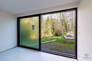 !!!!!! 6% BTW op de constructie, als u als koper aan de voorwaarden voldoet. (*) !!!!!!<br /><br />Deze nieuwbouwwoning met 3 slaapkamers situeert zich in het centrum van het landelijke Dikkelvenne, omgeven door groen. <br />Zowel de bakker, de beenhouwer ... als de lagere school bevinden zich op wandelafstand waardoor deze woonst een ideale uitvalsbasis voor jonge en minder jonge gezinnen.<br /><br />Via de inkom, passeren we rechts het afzonderlijk toilet, de vestiairekast en de afzonderlijke technische berging, alvorens binnen te komen in de eethoek. De eethoek sluit aan op de keuken en de zithoek.<br />Eveneens op het gelijkvloers terug te vinden is een wasplaats.<br />Op de verdieping vinden we een toilet, 3 slaapkamers, een badkamer en een linnenberging.<br /><br />Kortom, deze praktisch ingedeelde, ruime woning in het pittoreske Dikkelvenne is een 'must visit'.<br />We kijken er naar uit om jou te mogen rondleiden.