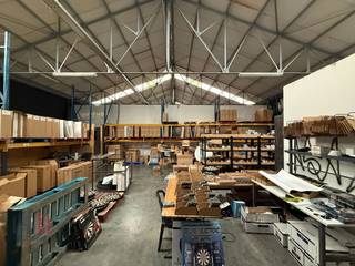 Strategisch gelegen magazijn van 668 m² te huur langs de bedrijvige Zeelsebaan, met een uitstekende verbinding naar de E17.De loods beschikt over een...