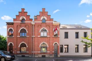 <p><strong>Instapklare woning in het hart van Machelen, op wandelafstand van het centrum, winkels en openbaar vervoer.</strong><br />Deze woning combineert ruimte, comfort en een centrale ligging in het hart van Machelen. Met vier grote slaapkamers en twee badkamers biedt deze woning alle troeven voor gezinnen of wie op zoek is naar extra leefruimte. De gezellige leefruimtes sluiten mooi aan op het ruime terras en de grote tuin van 250 m², ideaal om te genieten van het buitenleven. Dankzij de ligging nabij winkels, scholen en openbaar vervoer geniet u hier van een vlotte dagelijkse verbinding. Bovendien beschikt de woning over een EPC-label C.<br /><br /><u><strong>Belangrijkste ruimtes:</strong></u><br />• Inkomhal met toegang tot de verschillende leefruimtes<br />• Gezellige living (23,02 m²) met aangename lichtinval<br />• Eetkamer (15,05 m²) verbonden met de leefruimte<br />• Functionele keuken (13,14 m²)<br />• Vier ruime slaapkamers van 14,24 m², 15,26 m², 15,32 m² en 17,41 m²<br />• Twee badkamers van 4,92 m² en 5,51 m²<br />• Terras van 22,06 m² aansluitend aan de tuin<br />• Grote tuin van 250 m²<br />• Praktische kelder van 16,10 m²<br /><br /><u><strong>Troeven:</strong></u><br />• Volledig instapklare woning met vier grote slaapkamers en twee badkamers<br />• Op wandelafstand van het centrum, winkels en openbaar vervoer<br />• Grote tuin van 250 m² met ruim terras<br /><br />Meer informatie of een bezoek met Margaux Mulkers? Contacteer ons via +3223351115<br />JOUW DROOMHUIS. ZO GEVONDEN!</p>