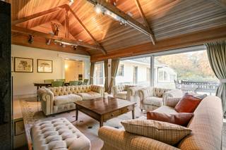 Charmante villa met ruime uitbreidingsmogelijkheden op een uniek privé-domein grenzend aan natuurgebied te Schilde<br /><br />In één van de meest gegeerde en residentiële buurten van Schilde, discreet gelegen aan het einde van een doodlopende straat, bevindt zich deze karaktervolle villa op een perceel van 4968m². Een locatie waar rust, privacy, natuurbeleving en comfort naadloos samenkomen.<br /><br />Indeling gelijkvloers:<br />De villa verwelkomt u via een ruime en lichtrijke inkomhal met vestiaire en gastentoilet. Vanuit hier bereikt u de aangename leefruimte met open haard en grote raampartijen, die zorgen voor een prachtig uitzicht op de fraai aangelegde tuin. Aansluitend bevindt zich een sfeervolle leefveranda, volledig omringd door schuiframen en voorzien van automatische zonnescreens, zodat u het hele jaar door geniet van een maximale lichtinval en een harmonieus zicht op het groen.<br /><br />De volledig uitgeruste keuken biedt eveneens zicht op en directe toegang tot het terras en wordt vergezeld door een praktische berging. Aansluitend bevindt zich een tweede gezellige leef- en eetruimte, voorzien van een houtkachel, wat deze ruimte bijzonder warm en uitnodigend maakt. Tevens is er een aparte bureauruimte, ideaal voor wie praktijk- of kantooractiviteiten aan huis wenst. De inpandige garage met automatische poort biedt plaats aan twee voertuigen.<br /><br />Eerste verdieping:<br />De nachthal leidt naar de master bedroom met ensuite badkamer, aangevuld met drie comfortabele, volwaardige slaapkamers. Daarnaast is er een tweede badkamer met douche en een bijzonder ruime, functionele wasplaats.<br /><br />Tuin en buitenbeleving:<br />De zuidwest-georiënteerde tuin vormt een ware oase van rust, met weidse vergezichten en een bijzonder harmonieuze groenbeleving. De tuin werd smaakvol aangelegd.<br /><br />Bijzonderheden:<br />- Maximale privacy, prestigieuze ligging &amp; ideale zonoriëntatie<br />- Renovaties: 1997 (aanbouw leefruimte) – 1999 (gedeeltelijk buitenschrijnwerk)<br />- Verwarming op aardgas (Viessmann) via radiatoren en convectoren<br />- Dubbele beglazing (hout &amp; aluminium)<br />- Rolluiken aanwezig<br />- Videofonie &amp; automatische toegangspoort<br />- Oprit met plaats voor ca. 6 wagens<br />- Bergzolder toegankelijk via vlizotrap