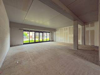 Ontdek deze veelzijdige nieuwbouwruimte met een royale oppervlakte van 158 m², gelegen op een uitstekende zichtlocatie in Drongen. Dankzij...