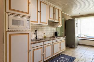 Nabij het centrum van Bornem bevindt zich deze gesloten bebouwing met tuin, gelegen op een perceel van 185 m². De woning biedt een mooie basis voor wie graag een woning naar eigen smaak en wensen wil inrichten. Een extra troef is de achteruitgang, ideaal voor fietsen, evenals de praktische bergplaats. Op het gelijkvloers bevinden zich een inkom- en traphal, een leefruimte met zitplaats en een keuken die toegang geeft tot het terras en de aangename achterliggende tuin. Verder is er een badkamer uitgerust met een ligbad, douche, toilet en lavabo, alsook een berging/wasplaats. De eerste verdieping omvat twee slaapkamers, een apart toilet en een nachthal. Daarnaast beschikt de woning over een kelder. Dankzij de gunstige ligging nabij het centrum van Bornem, winkels, scholen en openbaar vervoer vormt deze woning een interessante opportuniteit voor zowel gezinnen als investeerders. EPC: 522 kWh/m²/jaar – Label F (renovatieverplichting van toepassing). Voor meer informatie of een bezichtiging kunt u vrijblijvend contact opnemen via 03/283.84.84 of mailen naar gert@ax-quality.be.