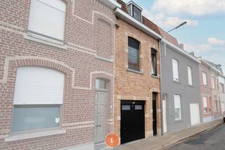 Ideale starterswoning met stadstuintje en vier slaapkamers.<br /><br />Bent u op zoek naar een betaalbare, instapklare woning met potentieel? Deze charmante woning biedt alle basisvoorzieningen en is onmiddellijk bewoonbaar. Ondanks de renovatieverplichting op basis van het EPC, is dit de enige structurele investering die nog vereist is – een ideale kans voor starters of investeerders.<br /><br />Bij binnenkomst via de inkomhal heeft u directe toegang tot de inpandige garage. De gezellige woonkamer vloeit over in een functionele keuken, met aansluitend een badkamer en een afzonderlijk toilet. Achteraan bevindt zich een veranda, die uitgeeft op een onderhoudsvriendelijk stadstuintje.<br />De <strong>eerste verdieping </strong>telt <strong>twee slaapkamers</strong>, waarbij de tweede kamer toegang biedt tot nog eens <strong>twee extra slaapkamers</strong>. Bovenin bevindt zich een zolder die nog geïsoleerd dient te worden.<br /><br />Deze woning vormt een uitstekende startersopportuniteit voor wie betaalbaar wil wonen met toekomstgericht potentieel.<br /><br /><strong><span>Pluspunten</span></strong><br />- Garage<br />- Centrale ligging<br />- Conforme elektriciteit<br /> 