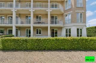 +++ Termurenlaan 18 BT02, Erembodegem +++<br /><strong><span><br /></span></strong><span>Ontdek dit <strong>lichtrijke appartement </strong>op een uiterst <strong>rustige ligging aan de Dender</strong>, in de residentie 'Denderhof'. Dankzij de centrale locatie bevinden winkels, scholen, openbaar vervoer en andere voorzieningen zich op korte afstand. </span><span>Via de inkomhal met gastentoilet betreedt u de ruime en <strong>aangename leefruimte</strong>, waar de grote raampartijen zorgen voor een overvloed aan natuurlijk licht. Vanhieruit heeft u toegang tot het terras en de tuin. De <strong>semi-open keuken </strong>sluit naadloos aan op de leefruimte en biedt een praktische indeling. </span><span>Het appartement beschikt over <strong>twee volwaardige slaapkamers </strong>en een bureau of extra kinderkamer. De <strong>ruime badkamer</strong> is uitgerust met een <strong>dubbele lavabo, ligbad en een tweede toilet</strong>. Daarnaast is er ook een aparte douchekamer. </span><span>Bent u op zoek naar een rustig gelegen appartement met een mooie lichtinval en alle voorzieningen binnen handbereik? Dan is dit zeker een bezoek waard. Contacteer ons via 0478/059069 of info@immoteam.be</span>