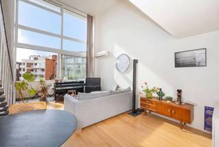 Verborgen achter de prestigieuze Louizalaan, in de gegeerde wijk Vleurgat, zal deze mooie opportuniteit liefhebbers van licht en comfort...